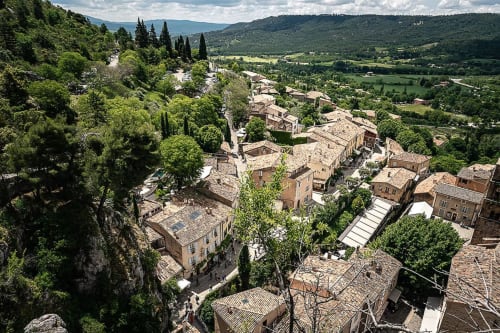 Luftaufnahme des Dorfes Moustiers-Sainte-Marie mit Steingebäuden und grüner Tallandschaft in der Provence, Frankreich