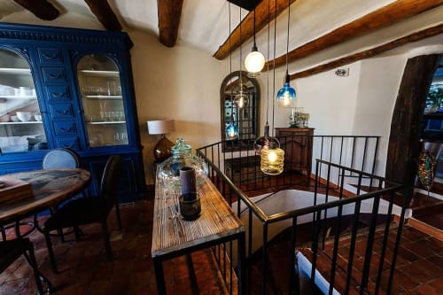 Rustikales Esszimmer in La Bouscatière in Moustiers-Sainte-Marie mit Holzbalken, blauem Schrank und Pendelleuchten