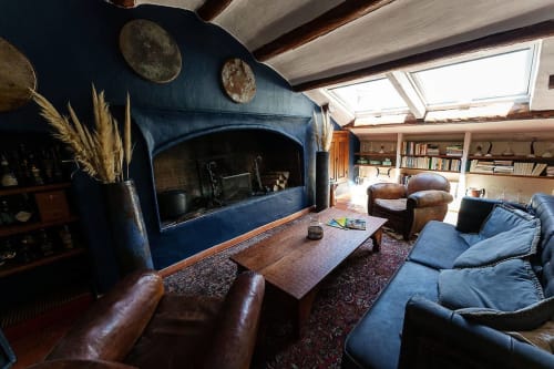 Wohnzimmer von La Bouscatière mit blauem Kamin, Ledermöbeln und Oberlicht in Moustiers-Sainte-Marie