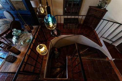 Modernes Treppenhaus im B&B La Bouscatière in Moustiers-Sainte-Marie mit gläsernen Pendelleuchten und hölzernen Geländern