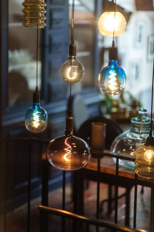 Dekorative Hängeleuchten in einem modernen Interieur in La Bouscatière, einem charmanten Gästehaus