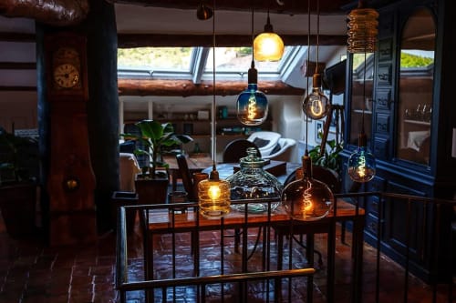 Elegante Pendelleuchten erhellen den Speisebereich von La Bouscatière in Moustiers-Sainte-Marie mit warmem Ambiente und Oberlichtern