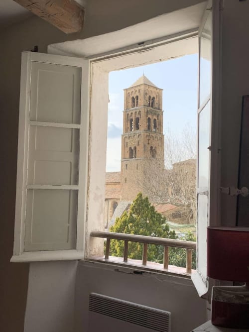 Offenes Fenster in La Bouscatière mit Blick auf den Glockenturm von Moustiers-Sainte-Marie