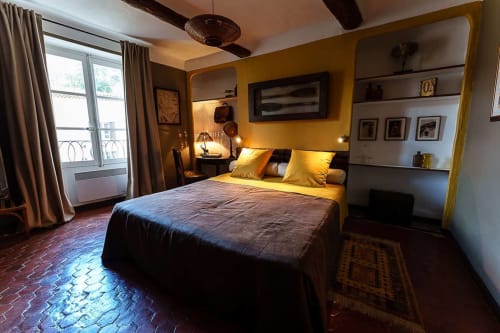 Gemütliches Schlafzimmer in der Bouscatière mit gelben Akzentwänden und Balkon in Moustiers-Sainte-Marie