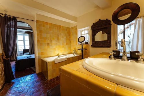 Luxuriöses Badezimmer in La Bouscatière mit goldgelben Fliesen, Doppelwaschbecken und Badewanne in Moustiers-Sainte-Marie