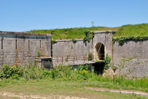 Forteresse historique en pierre avec portail voûté et pont-levis à Le Pirate Benèze à Trizay, France
