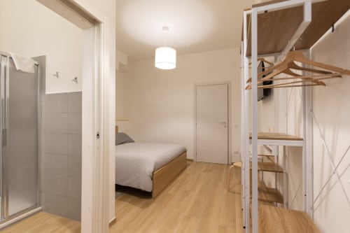 Matrimonial Alma room at B&B La Camia with bed, loft, shower, wooden floors and pendant light