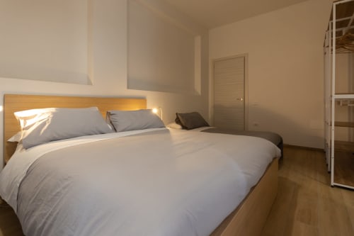 Modern bedroom at B&B La Camia in Castel di Sangro with queen bed, wooden headboard, and contemporary furnishings