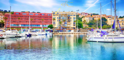 Vue colorée du port de Banyuls-sur-Mer avec voiliers, bâtiments en bord de mer et eaux méditerranéennes bleues