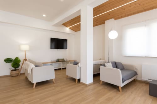 Modern B&B lounge at La Camia in Castel di Sangro with comfortable seating, wooden beams, and contemporary design
