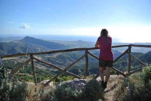 Donna che ammira il paesaggio vulcanico e la valle dalla ringhiera in legno del belvedere vicino al B&B Eleonora D'Arborea, Posada