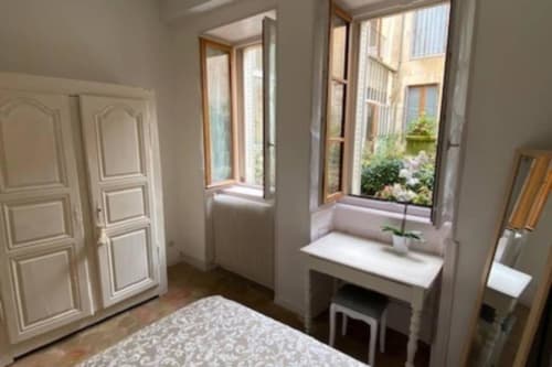 Chambre lumineuse à Beaune avec vue sur la ville, bureau près de la fenêtre, penderie et équipements modernes