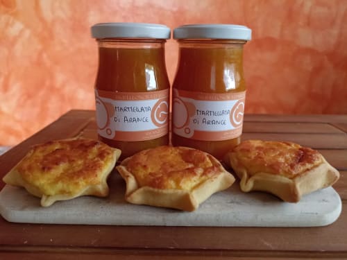Due vasetti di Marticellata di Arance con tre pasticcini al B&B Eleonora D'Arborea di Posada