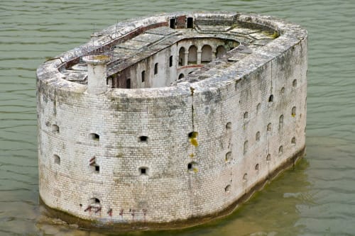 Forteresse historique en pierre dans l'eau à Le Pirate Benèze, Trizay, France