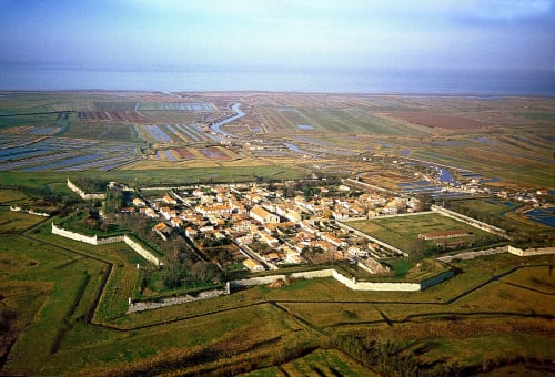 Vue aérienne du village fortifié de Trizay entouré de champs agricoles et de cours d'eau en France