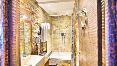 Prestigious bathroom in an unusual luxury rental in Banyuls. Top-of-the-range tourist accommodation for rent between individuals in Banyuls-sur-Mer.