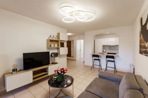 Coin salon avec canapé de l'appartement Le Mérou - Vacances Giens location saisonnière d'appartement - Proche du village de Giens