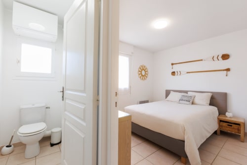 Toilette séparé de l'appartement Le Mérou - Vacances Giens location saisonnière d'appartement - Proche du port de la Madrague.