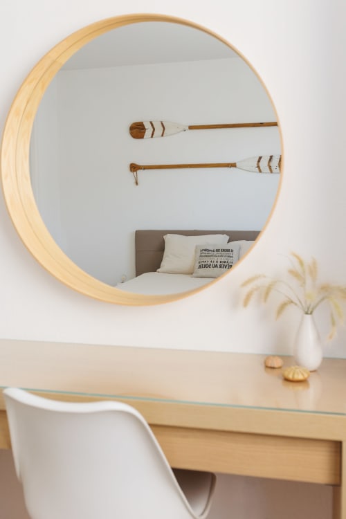 Miroir et console de la chambre parentale de l'appartement Le Mérou - Vacances Giens location saisonnière d'appartement - proche de Domaine de la mer.