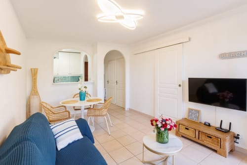 Salon avec canapé et TV de l'appartement La Rascasse - Vacances Giens location saisonnière d'appartement - Proche de La Madrague.