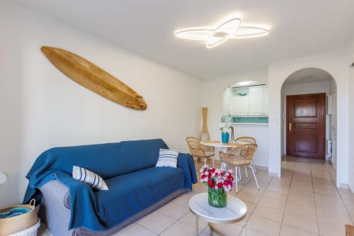 Salon et canapé de l'appartement La Rascasse - VacancesGiens location saisonnière d'appartement - Proche de la plage de l'Almanarre