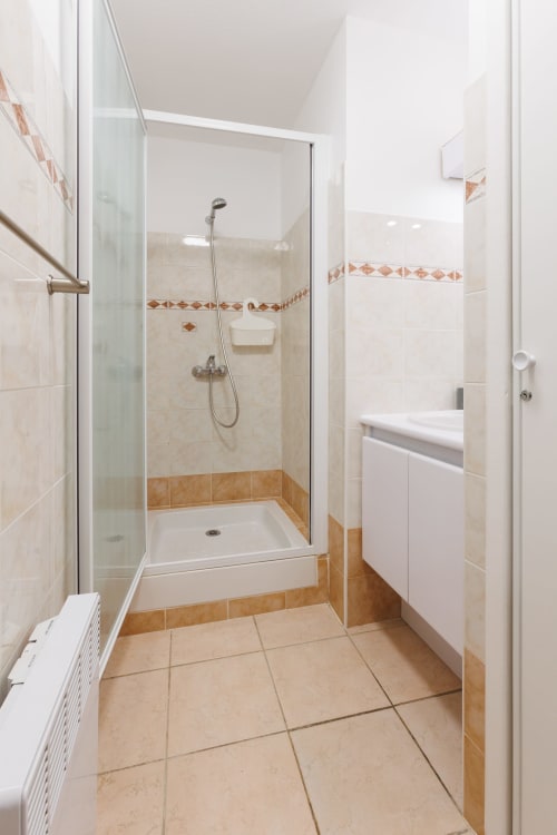 Salle d'eau avec douche de l'appartement La Rascasse - Vacances Giens location saisonnière d'appartement - Proche de la plage de L'hôpital René Sabran.