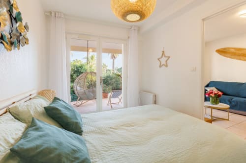 Chambre de l'appartement La Rascasse avec vue sur le jardin - Vacances Giens location saisonnière d'appartement - Proche du sentier du littoral. 