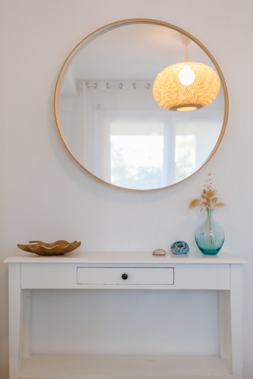 Console, décoration et grand miroir de l'appartement La Rascasse - Vacances Giens location saisonnière d'appartement - Proche de la plage de Badine.