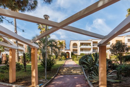 Bâtiment de la copropriété Domaine de la Presqu'île - Vacances Giens location saisonnière d'appartement - Proche de la plage de La Vignette.