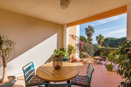 Terrasse avec aperçu mer de l'appartement La Girelle - Vacances Giens location saisonnière d'appartement - Proche de la plage de La Badine. 