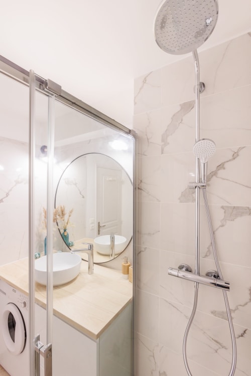 Salle d'eau avec un grande douche de l'appartement La Girelle - Vacances Giens location saisonnière d'appartement - Proche de La Capte.