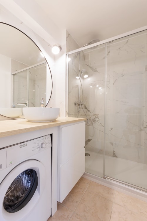 Vasque, grand miroir et lave linge de l'appartement La Girelle - Vacances Giens location saisonnière d'appartement - Proche de la Tour Fondue.