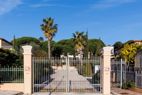 Portail d'entrée du Domaine de la Presqu'île - Vacances Giens location saisonnière d'appartement - Proche de la plage de l'Almanarre.