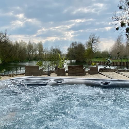 Baignoire à remous surplombant la rivière au Moulin De La Chevrière, gîte en Saché, France, dans un cadre champêtre