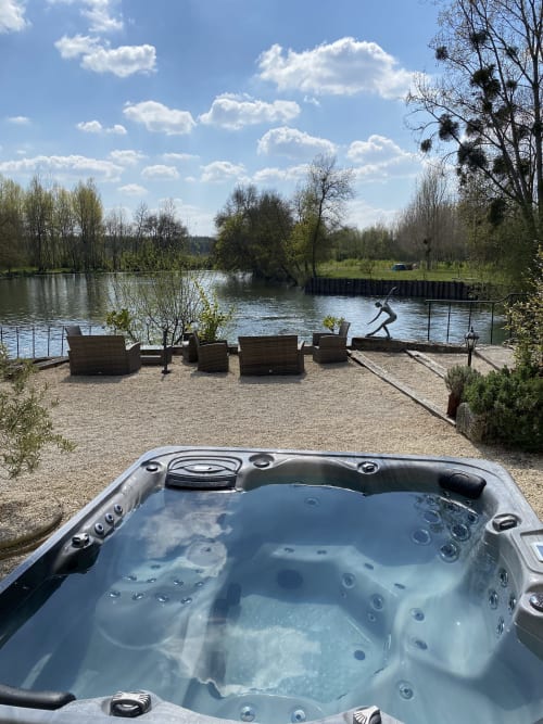 Bain à remous avec vue sur la rivière au Moulin De La Chevrière à Saché, avec espace détente paisible au bord de l'eau