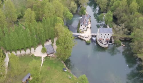 Gîte Moulin De La Chevrière au bord de la rivière dans le cadre verdoyant de la forêt de Saché