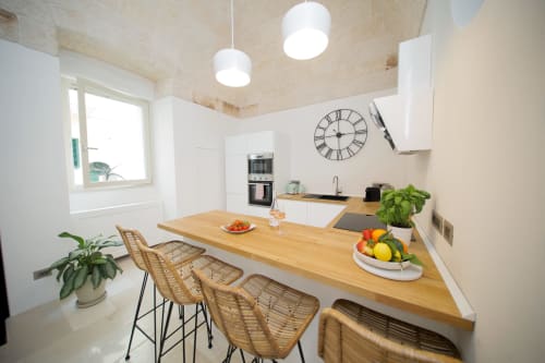 Dimora Palestro Bespoke Guest House Monopoli Puglia, lusso 90m2 1 camera da letto king size cucina bagno doccia spa idromassaggio bagno turco doccia a vapore, centro storico di monopoli vicino alla spiaggia situato a 50 metri dalla piazza principale Piazza Vittorio Emanuelle che conduce al centro storico.