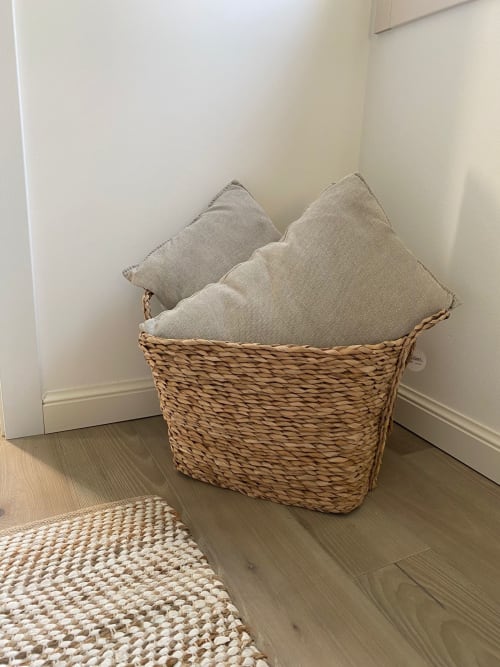 Woven basket with beige pillows in Verdolivo B&B corner, Sale Marasino