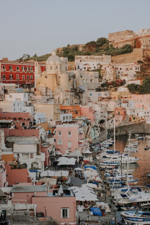 Edifici colorati sul waterfront e barche a Procida, Italia, sede di Palazzo Porta B&B