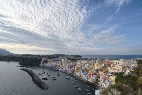 Edifici colorati di Palazzo Porta B&B con vista sul porto di Procida, barche e Mar Mediterraneo