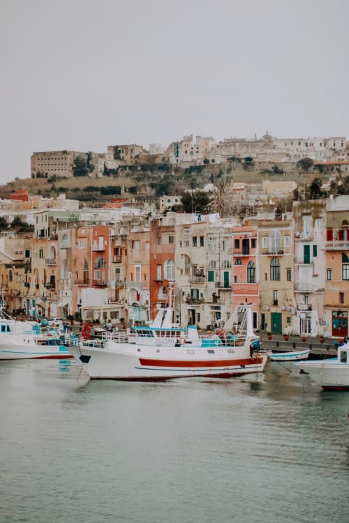 Edifici colorati sul lungomare e barche da pesca a Procida, Italia, sede del Palazzo Porta B&B