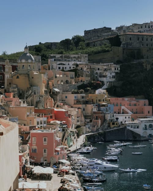 Edifici variopinti e barche sul waterfront di Palazzo Porta, affascinante bed and breakfast a Procida, Italia