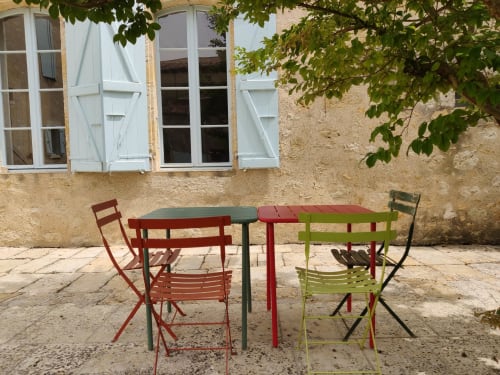 Terrasse du Rêve d’Alice avec table et chaises bistro, idéale pour le petit-déjeuner en plein air