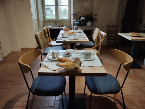 Salle des petits déjeuners du Rêve d’Alice avec table dressée, ambiance chaleureuse et conviviale