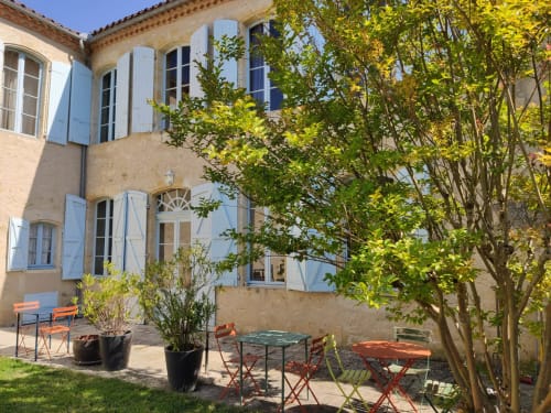 Terrasse du Rêve d’Alice au soleil, avec vue sur le jardin et la façade de la maison d’hôtes