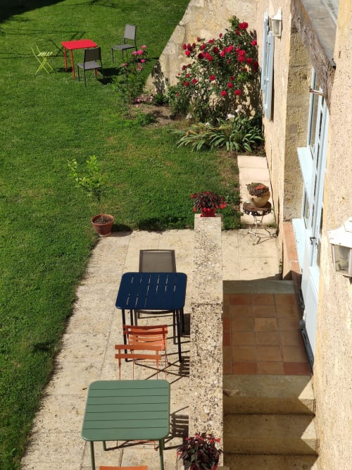 Vue plongeante sur la terrasse du Rêve d’Alice, espace convivial pour les petits-déjeuners