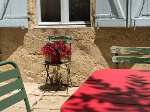Détail d’une table de la terrasse du Rêve d’Alice avec fleurs et ambiance matinale