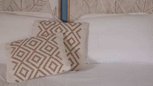Dekorative Kissen mit geometrischen Mustern auf dem Bett im Verdolivo B&B in Sale Marasino, Italien