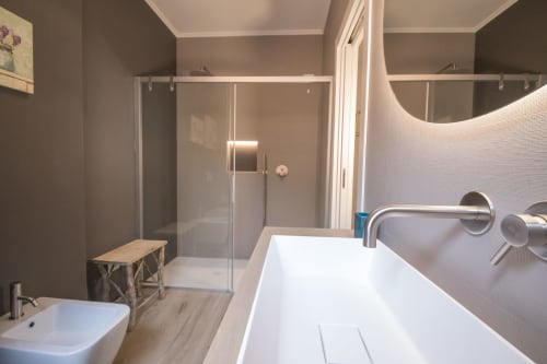 Modernes Badezimmer im Verdolivo B&B in Sale Marasino mit weißer Badewanne, begehbarer Dusche und zeitgenössischen Armaturen