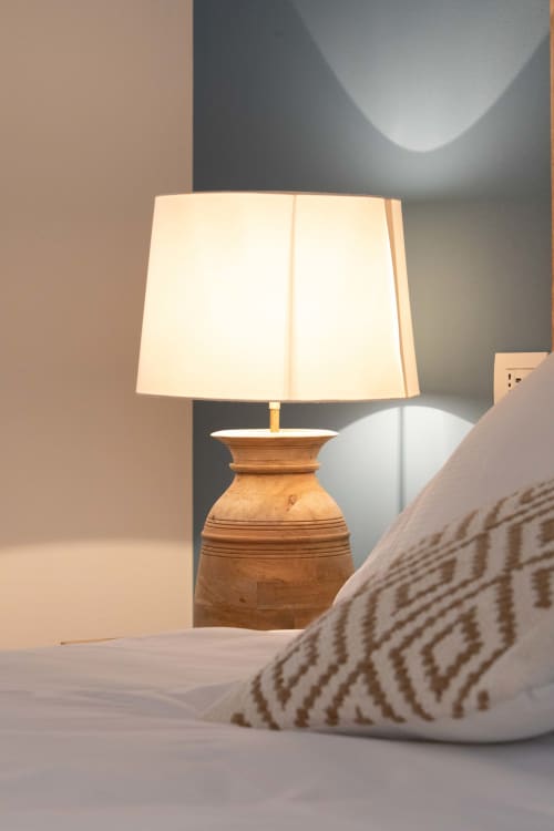 Nachttischlampe mit Holzfuß und cremefarbenem Schirm im Verdolivo B&B in Sale Marasino